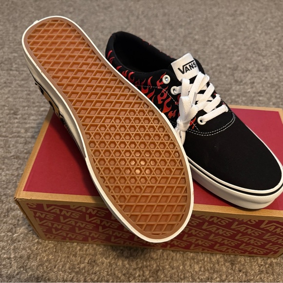New Vans Black and Flame Design Sneakers Doheny men’s 10.5 - Picture 3 of 4